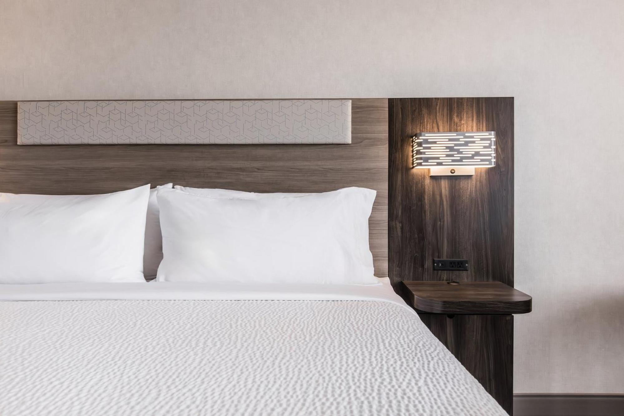 Holiday Inn Express Toronto-North York By Ihg Exterior photo