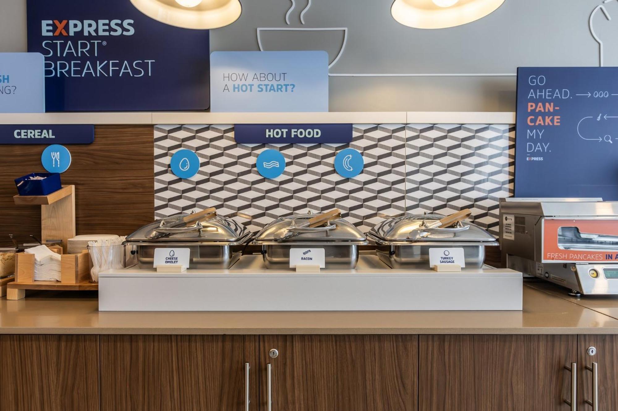 Holiday Inn Express Toronto-North York By Ihg Exterior photo