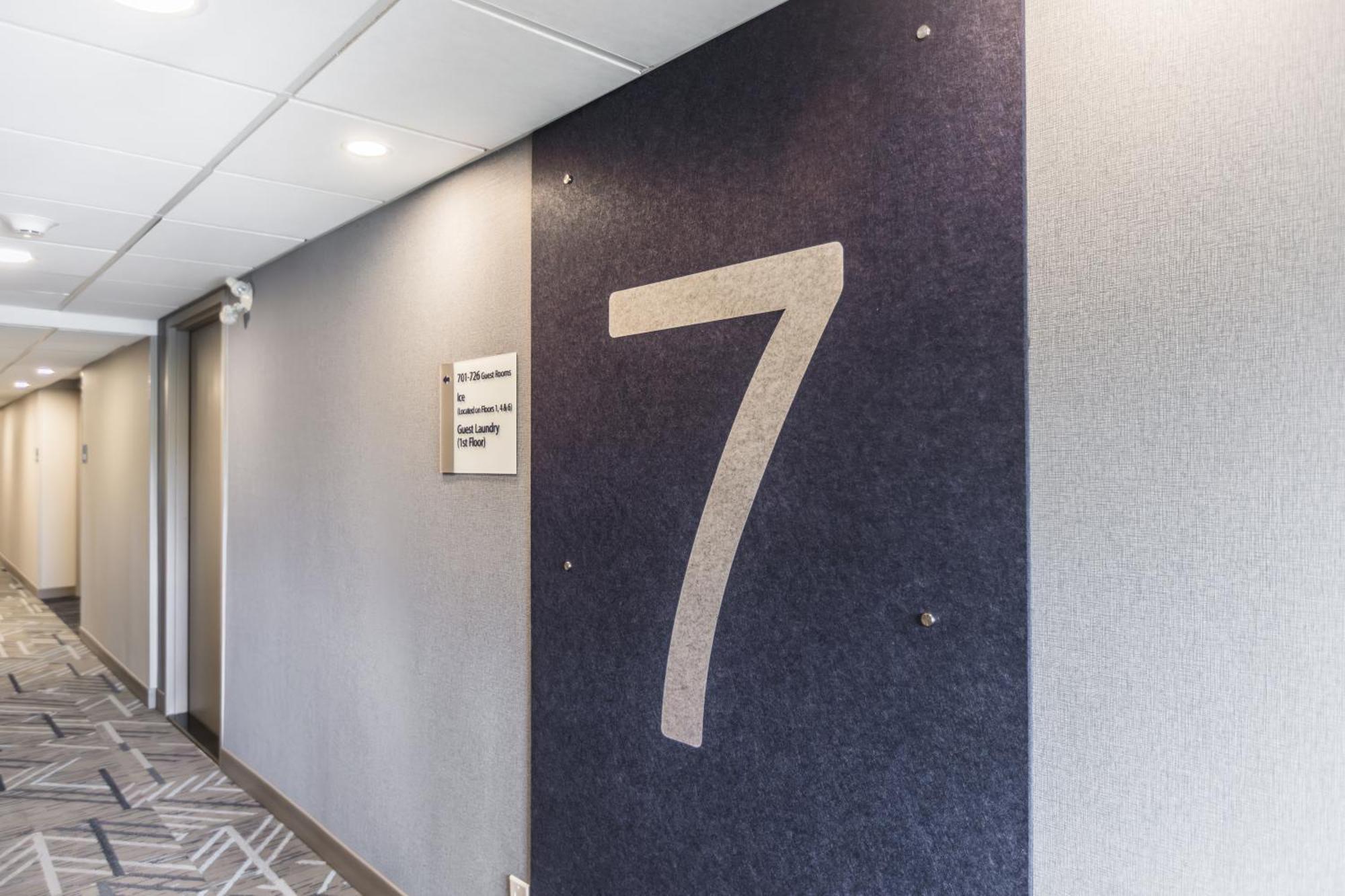 Holiday Inn Express Toronto-North York By Ihg Exterior photo