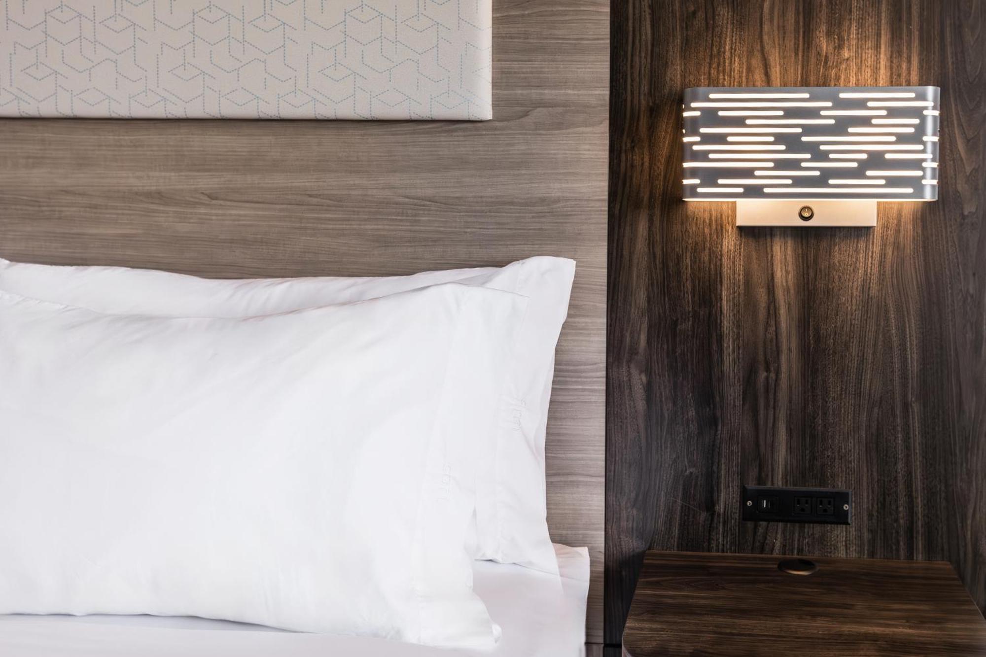 Holiday Inn Express Toronto-North York By Ihg Exterior photo